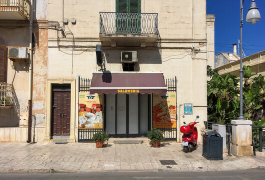 Polignano a Mare, Italia. 03 07 2019. Tienda de embutidos, Salumeria del Ponte di L'Abbate Concetta Letizia en la calle S. Vito. Fachada de la tienda cerrada junto a la entrada al casco hist&oacute;rico.