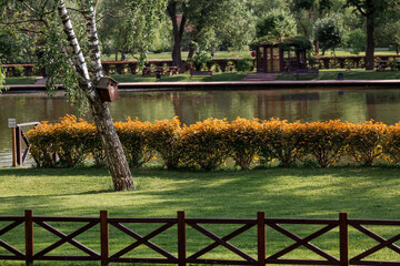 Obraz premium Tourist base. Small, beautiful houses by the water. Beautiful landscape design. The concept of outdoor recreation.