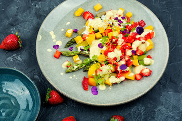 Salad with fresh berries and asparagus.