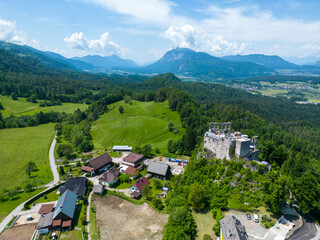 Blick auf die Burgruine Finkenstein und den Dobratsch bei Villach