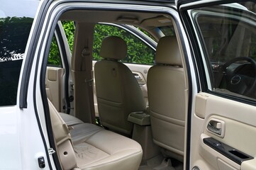 The rear passenger seat is wide and clean. Leather interior, side view, solar sunroof, buttons, Nappa leather, beige,black.