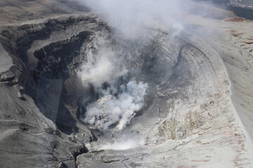 阿蘇カドリー・ドミニオン、熊本、ヘリコプターで阿蘇山の火口を空撮する