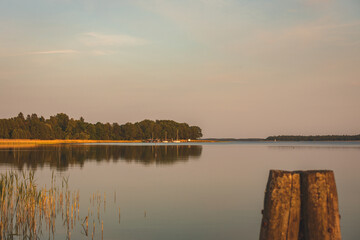 Jezioro Mamry. Przystań nad mazurskim jeziorem.