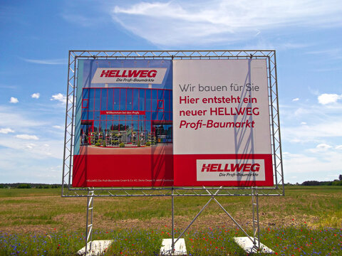 Stadt Templin in der Uckermark, Brandenburg / Deutschland - 03. Juni 2023: Bauvorhaben f&uuml;r einen Baumarkt