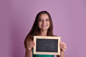 professora segurando quadro  