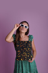 mulher da moda com óculos vestido e  sacola de compras 