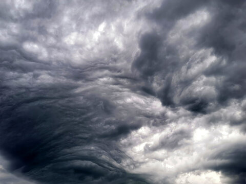 Dramatisches Wolkenbild in dunkelgrau wie ein abstraktes Gem&auml;lde
