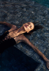 Naklejka premium Beautiful girl in the pool in the water.