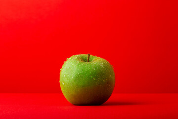 Manzana verde en formato horizontal 