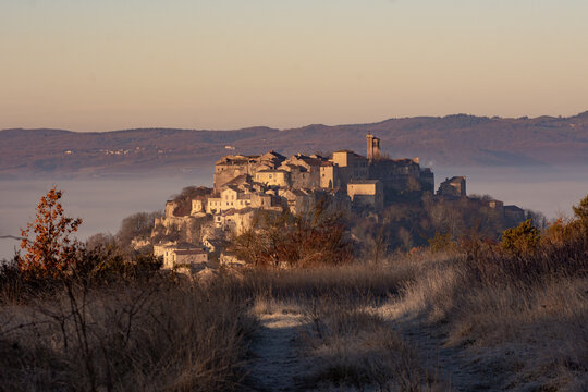 Village de Cordes-Sur-Ciel, lever du soleil, Tarn (Occitanie)