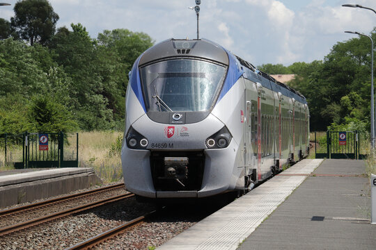 France &ndash; juin 2023 : Passage d&rsquo;un TER Nouvelle-Aquitaine sur la ligne Bordeaux La Rochelle