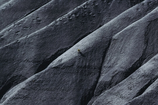 Arri&egrave;re plan abstrait lignes et craquelures - D&eacute;tail terrain de marnes rocailleuses