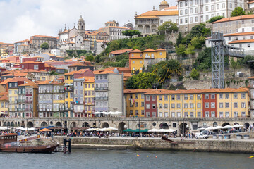 Fototapeta na wymiar vue d'ensemble de la ville historique de Porto (Portugal)