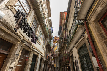 habitations de plusieurs couleurs dans une rue étroite de la ville de Porto (Portugal)