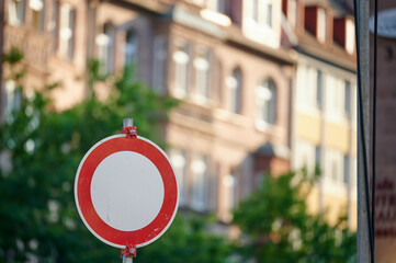 Ein Verkehrsschild Durchfahrt Verboten vor einer mit abendlicher Sonne beschienenen Hauswand in einer Straße der bayerischen Stadt Nürnberg