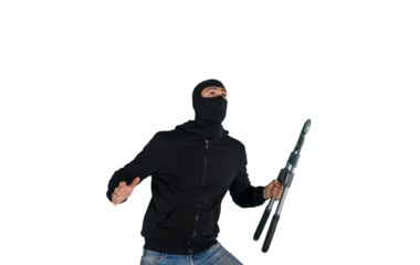 Thief with balaclava acts in silence to steal apartments with wire cutters in hand