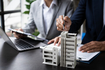 real estate agent Explain house plans to view house plans and sales contracts, house purchase...