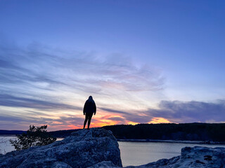 Chica mirando al lago