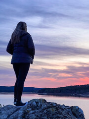 Chica mirando al lago (Soria - España)