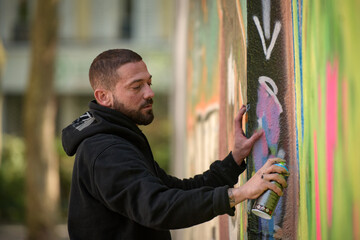 Fototapeta na wymiar view of an artist doing street art in Paris