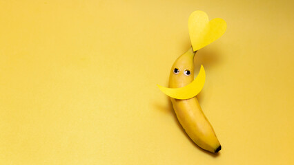 Banner con emoticones de carita sonriente y banana con ojitos. espacio para texto, en fondo...