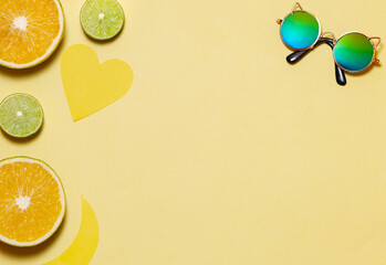 Banner con espacio para texto, frutas frescas y naturales naranjas y limones en rodajas, gafas de sol y sonrisas en fondo amarillo, concepto de dia mas feliz del año, happy yellow day, verano. - obrazy, fototapety, plakaty