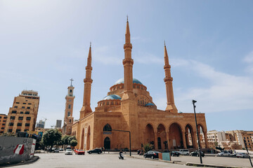 Naklejka premium Beirut, Lebanon — 24.04.2023: The Mohammad Al-Amin Mosque, a Sunni Muslim mosque located in downtown Beirut.