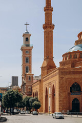 Fototapeta premium Beirut, Lebanon — 24.04.2023: The Mohammad Al-Amin Mosque, a Sunni Muslim mosque located in downtown Beirut.