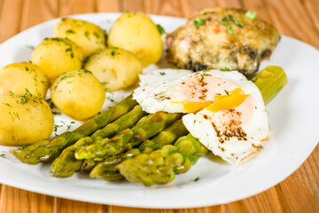 Potatoes with fried egg and asparagus