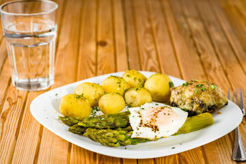 Potatoes with fried egg and asparagus