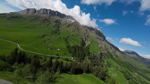 Le long de la route de la soif, dans les Aravis, Savoie/Haute-Savoie, France 06/19