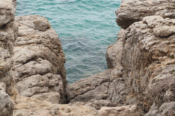 Fale morza na tle skały