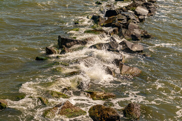 Blick auf Wellenbrecher in der Ostsee von der Seebrücke in Sellin an der Ostsee auf der Insel Rügen