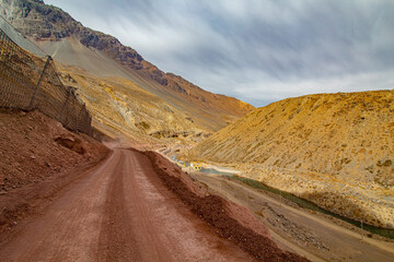 Fototapeta na wymiar estrada de terra no meios da montanhas de Cajón del Maipo e Embalse El Yeso, Chile cordilheira dos Andes, Santiago, Chile