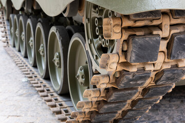 Detalle de las ruedas de oruga de un vehículo militar de combate	