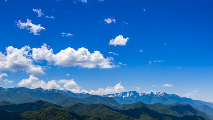 Obraz premium Incredible mountains and blue sky with clouds - generative ai