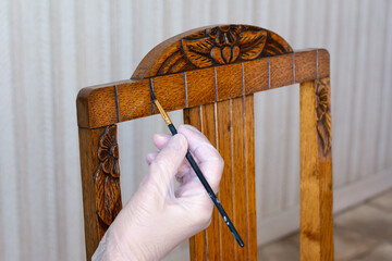 Restauration de meubles anciens. Vernir une chaise en bois.