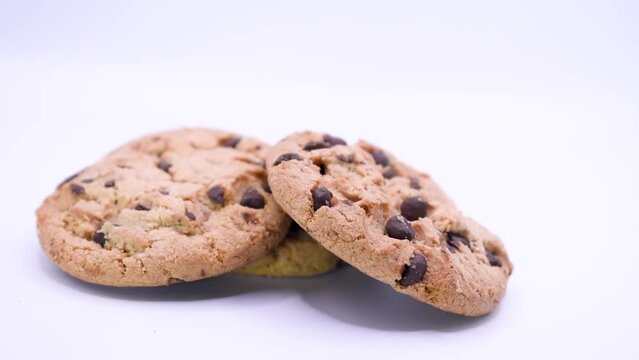 video de unas galletas con chispas de chocolate sobre un fondo blanco