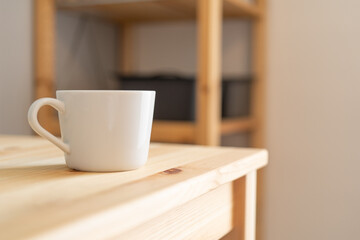 机に置かれたコーヒーカップ