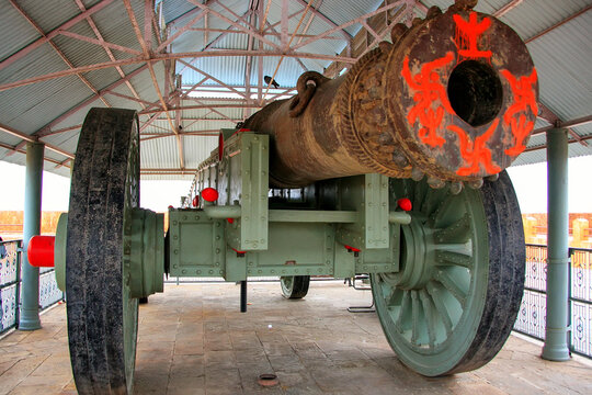 AMBER, INDIA - MARCH 1: Jaya Vana on display in Jaigarh Fort on March 1, 2011 in Amber, India. Jaya Vana is the world's largest wheeled cannon.