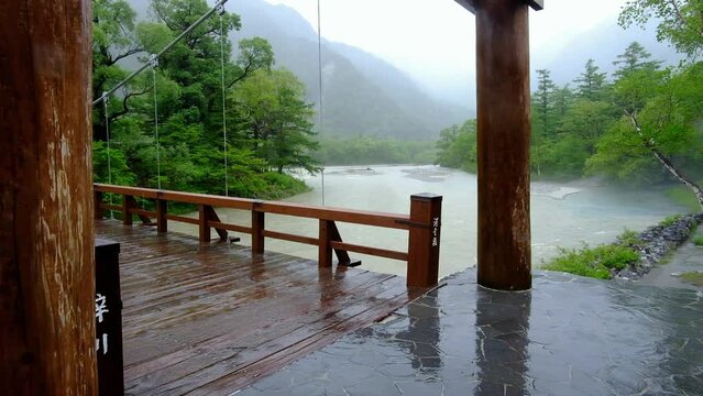 大雨の日の河童橋と梓川、上高地6月、音声あり