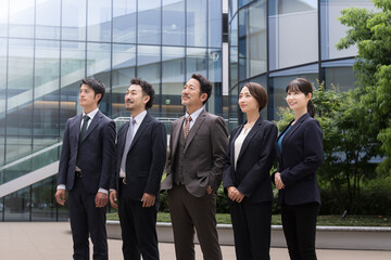 ビジネスで使いやすい見上げる複数の会社員のイメージ