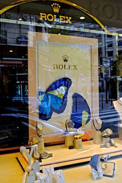 Vitrine de lojas de grife na Avenida Champs &Eacute;lys&eacute;es. Paris. Fran&ccedil;a.