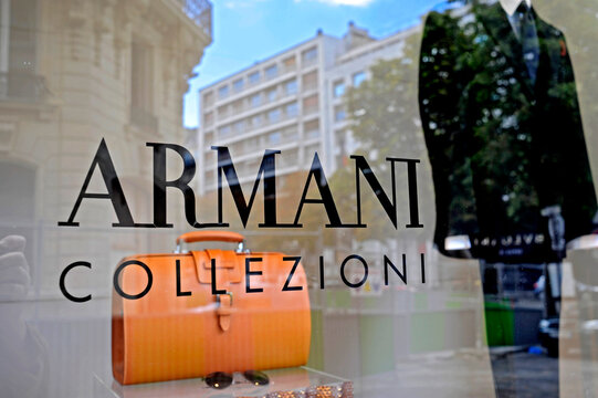 Vitrine de lojas de grife na Avenida Champs &Eacute;lys&eacute;es. Paris. Fran&ccedil;a.