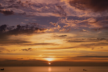 湖面に沈む夕焼け