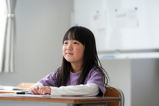 授業をうける日本人の小学生の女の子