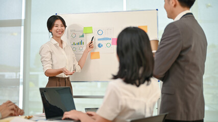 Obraz premium A female financial assistant is presenting a new financial investment plan in the meeting.