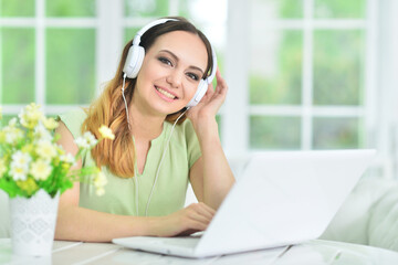 Naklejka premium young business woman with laptop in office
