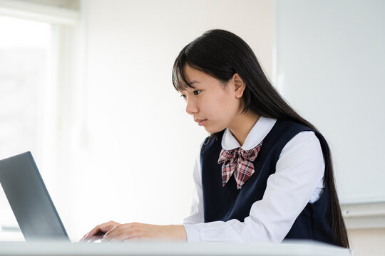 ノートパソコンを見る日本人女子学生