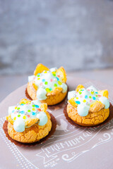 たくさんのトッピングがされたカラフルなシュークリーム